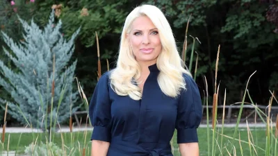 Ελένη Μενεγάκη: Άβαφη με τις πιτζάμες στη βεράντα της βίλας της - Έτσι τη βρήκε το πρωινό της Παρασκευής 24/5