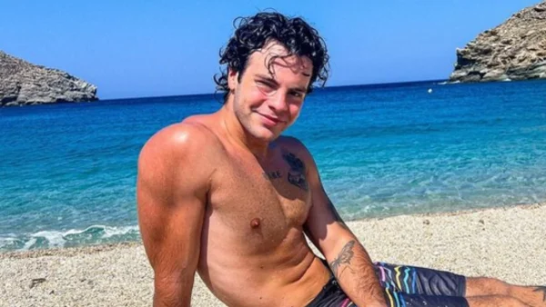 Άγγελος Λάτσιος: Ποζάρει μαυρισμένος και γοητευτικός στην Άνδρο - Ερωτηματικά με τη μυστική παρουσία στο πλευρό του