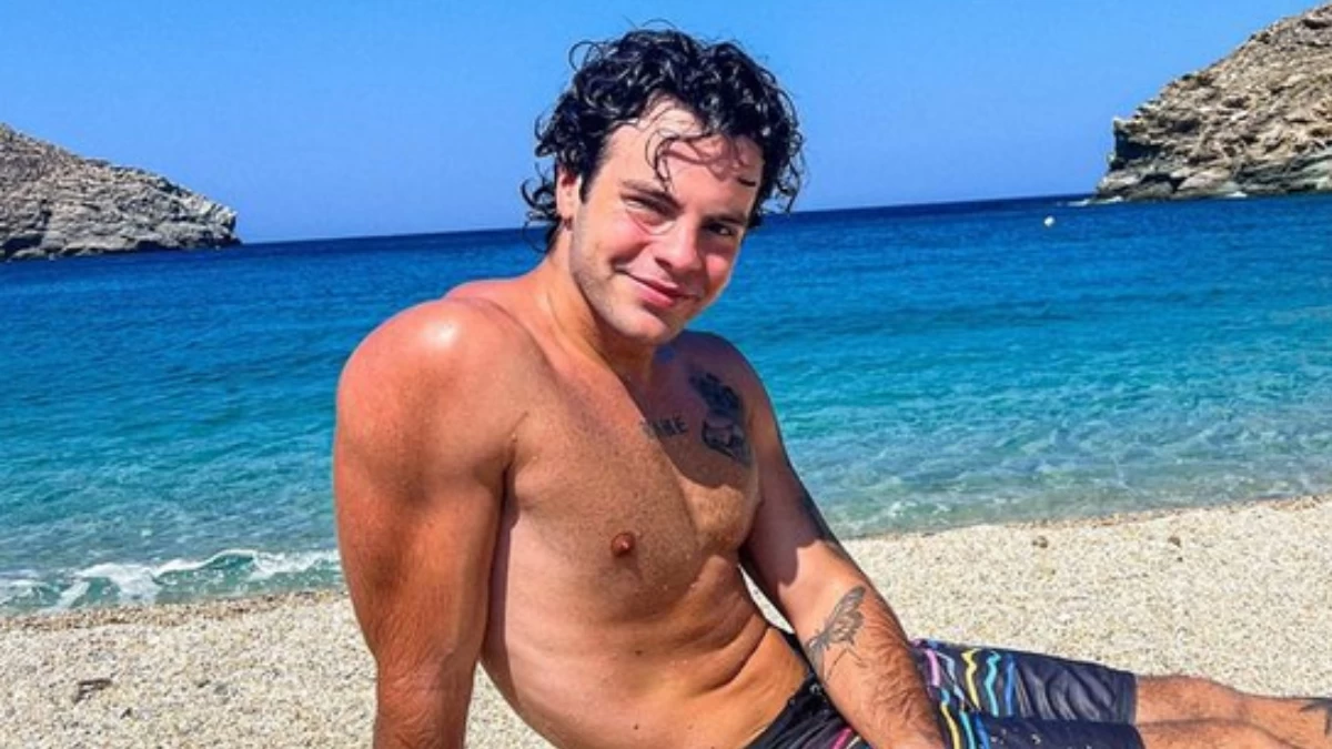 Άγγελος Λάτσιος: Ποζάρει μαυρισμένος και γοητευτικός στην Άνδρο - Ερωτηματικά με τη μυστική παρουσία στο πλευρό του