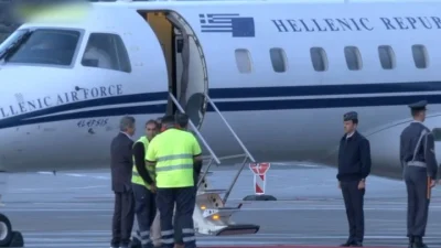 To Άγιο Φως έφτασε στην Αθήνα κάτω από δρακόντεια μέτρα ασφαλείας – Δείτε εικόνες