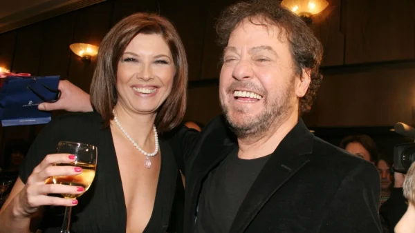 Απίστευτο παρασκήνιο για το διαζύγιο της Αλιμπέρτη με γνωστό τραγουδιστή: «Το δέσανε σχοινί κορδόνι ότι εγώ τα έχω με τη Σοφία και χώρισε τον Γιάννη Πάριο για εμένα»