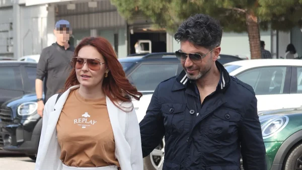 Σπύρος Μαρτίκας & Βρισηίδα Ανδριώτου: Βόλτα στη Γλυφάδα - Η τρυφερή κίνηση στη σύντροφό του