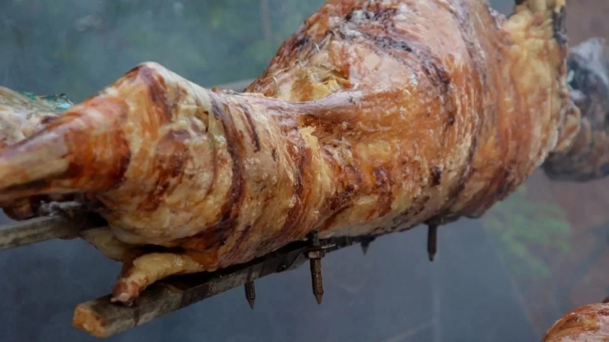 Αρνί στη σούβλα: Τα μυστικά για το σωστό ψήσιμο - Πώς να το δέσετε για να μην καεί