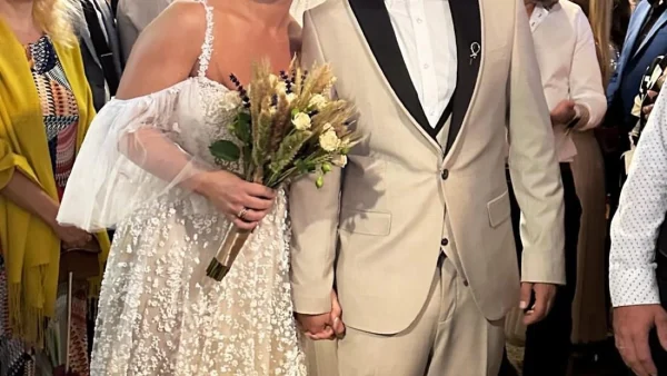 Παντρεύτηκε αγαπημένος Έλληνας ηθοποιός - Η πρώτη φωτογραφία μέσα από την εκκλησία με την νύφη να μοιάζει με πριγκίπισσα