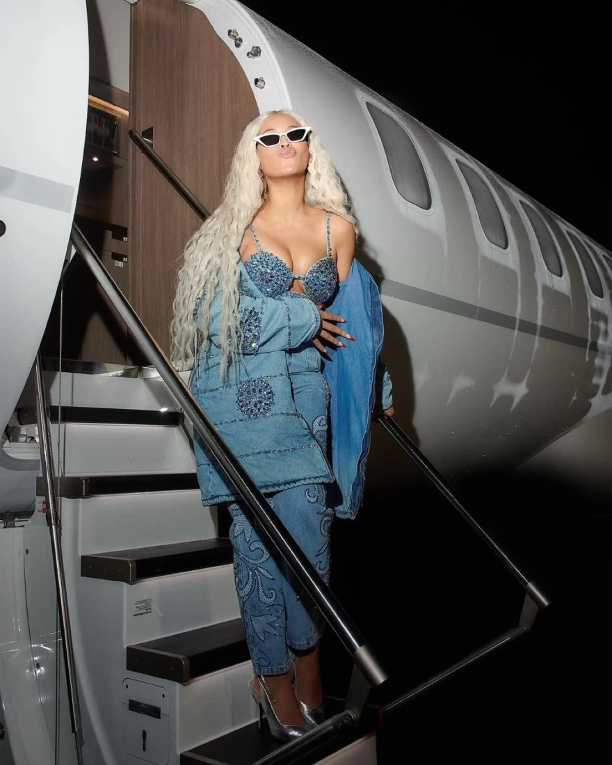 Beyonce τραγουδά Levii's jeans