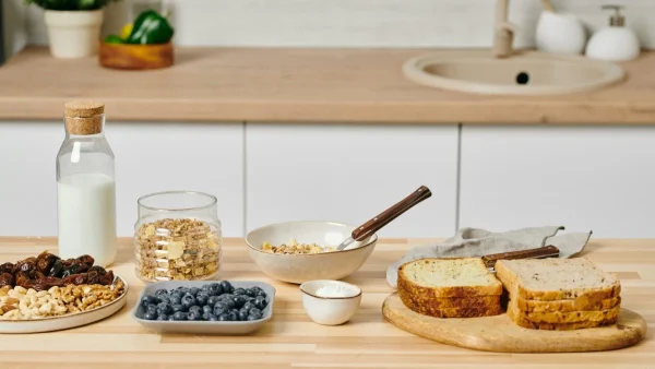 Ποια είναι η κατάλληλη ώρα για το πρωινό & τι πρέπει να περιέχει για να σε γεμίσει ενέργεια;