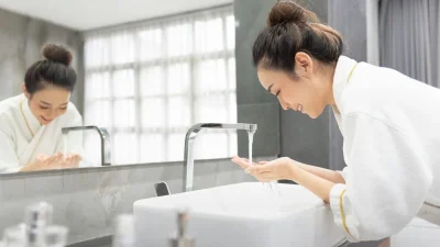 Καθαρισμός προσώπου: Μάθε τα πάντα για τον «κανόνα» του 1 λεπτού που χαρίζει φρέσκια & ενυδατωμένη επιδερμίδα!