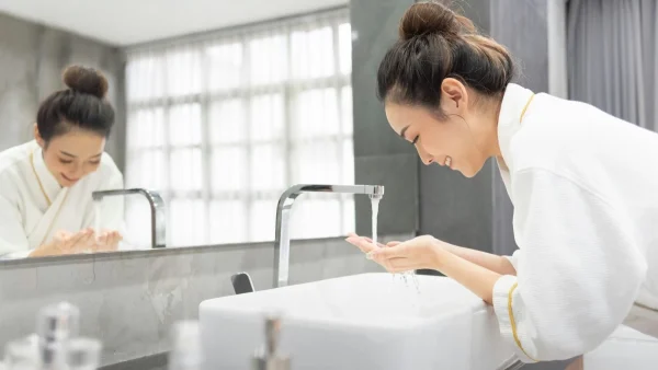 Καθαρισμός προσώπου: Μάθε τα πάντα για τον «κανόνα» του 1 λεπτού που χαρίζει φρέσκια & ενυδατωμένη επιδερμίδα!