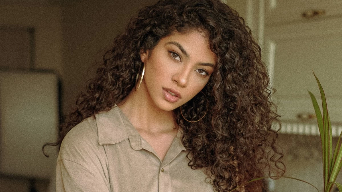 Έχεις σγουρά μαλλιά; Με αυτά τα κόλπα θα αποκτήσεις υπέροχες ελαστικές και σωστά ενυδατωμένες μπούκλες!