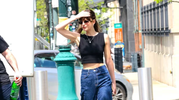 H Ντακότα Τζόνσον μόλις φόρεσε το τζιν που θα κυριαρχήσει τους επόμενους μήνες