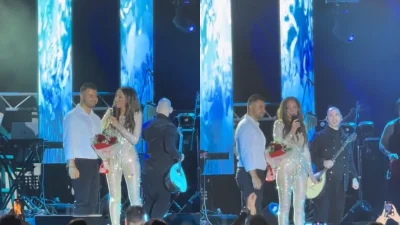 Δέσποινα Βανδή: «Έτσι πρέπει να κάνουν οι άντρες!» - Πρόταση γάμου με λουλούδια και μονόπετρο στη σκηνή που τραγουδούσε (Βίντεο)