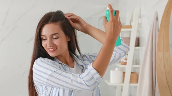 Βρήκαμε τα καλύτερα & πιο οικονομικά -κοστίζουν κάτω από 10 ευρώ- ξηρά σαμπουάν που είναι τέλεια για τα λιπαρά μαλλιά!