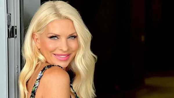 Η Ελένη Μενεγάκη επέλεξε τα σκουλαρίκια που θα φοράμε κι εμείς όλο το καλοκαίρι