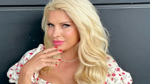 Ελένη Μενεγάκη: Φόρεσε τα 4 top χρώματα του καλοκαιριού όπως οι fashionistas