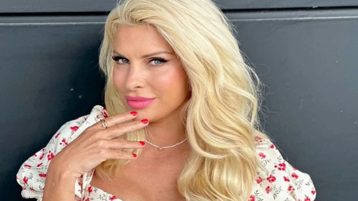 Ελένη Μενεγάκη: Φόρεσε τα 4 top χρώματα του καλοκαιριού όπως οι fashionistas