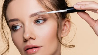 Aυτό το τζελ φρυδιών -κοστίζει κάτω από 9 ευρώ- έχει ήδη προκαλέσει φρενίτιδα στο TikTok!