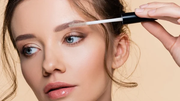 Aυτό το τζελ φρυδιών -κοστίζει κάτω από 9 ευρώ- έχει ήδη προκαλέσει φρενίτιδα στο TikTok!