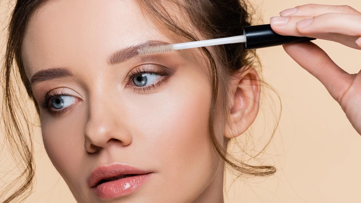 Aυτό το τζελ φρυδιών -κοστίζει κάτω από 9 ευρώ- έχει ήδη προκαλέσει φρενίτιδα στο TikTok!