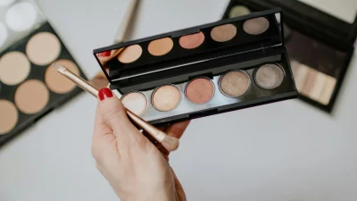 Έσπασε η αγαπημένη σου σκιά ματιών; Έτσι θα την κάνεις σαν καινούργια!