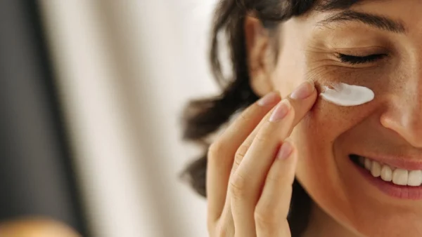 Δεν θέλεις να κάνεις botox; Τότε αγόρασε κρέμες ματιών με αυτό το αντιγηραντικό συστατικό!