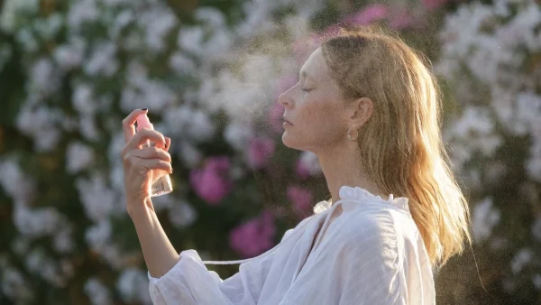 Αυτό το ενυδατικό σπρέι φαρμακείου- κοστίζει κάτω από 7 ευρώ- θα περιποιηθεί τέλεια την επιδερμίδα σου με ένα μόνο ψέκασμα!