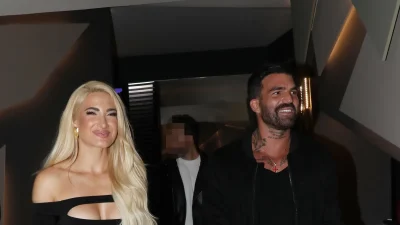 Ιωάννα Τούνη: Με σκίσιμο στο στήθος και την κοιλιά - Όλοι την κοιτούσαν για το φόρεμά της δίπλα στον Αλεξάνδρου και την κουμπάρα τους στα μπουζούκια