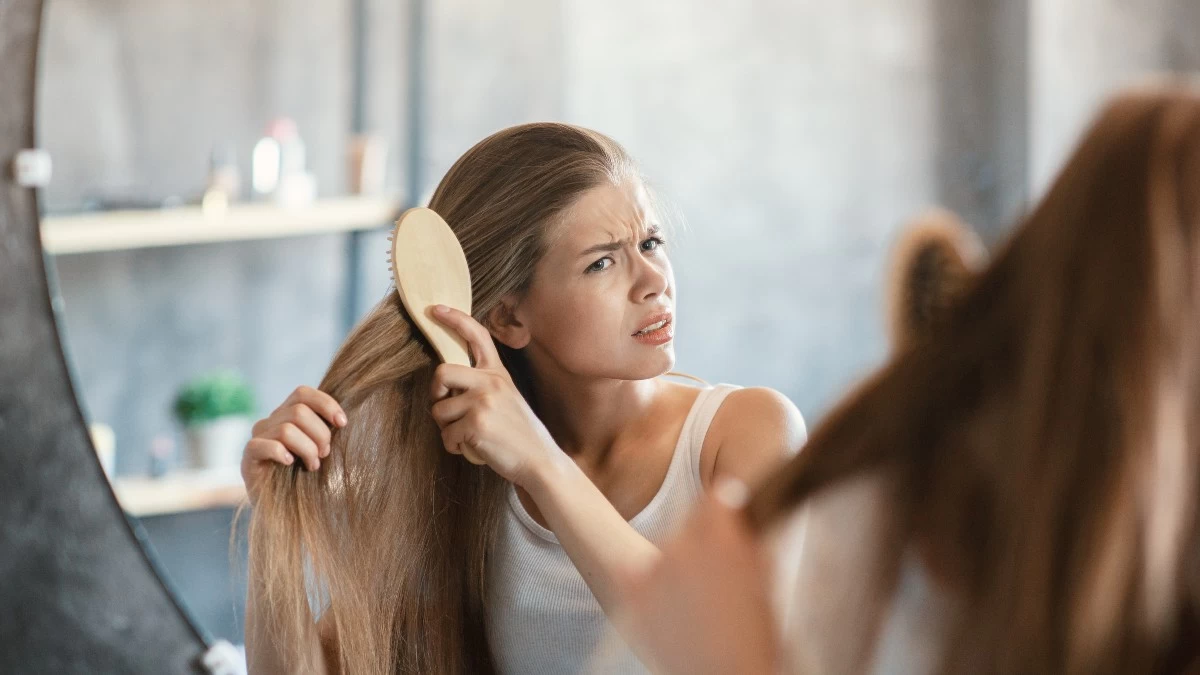 Μαλλιά που φριζάρουν; Με αυτά τα τρικ θα τα κάνεις πιο λεία & απαλά από ποτέ!