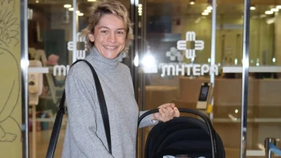 Γιούλια Σκαφιδά: Οι τρυφερές φωτογραφίες με το γιο της στις κούνιες - «Η πρώτη της γιορτή μαζί μου»