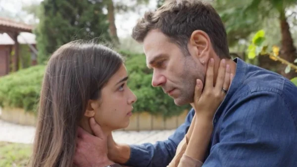 Η γη της ελιάς: Γίνονται βούκινο σε όλη τη Μάνη και χωρίζουν - «Κρίμα να της τα φοράει»