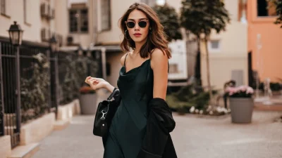 Ξαφνικά όλα τα κορίτσια της μόδας αγοράζουν αυτό το φόρεμα για το καλοκαίρι