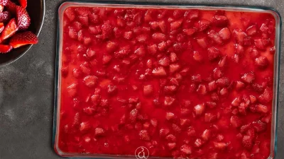 Δροσιστικό γλυκό ψυγείου με φράουλες, κρέμα και μπισκότα - Τα πετάτε όλα σε ένα πυρέξ και το αφήνετε να παγώσει στο ψυγείο