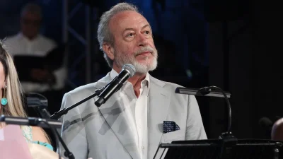 Famagusta: Η backstage φωτογραφία με τον Γρηγόρη Βαλτινό ως Αρχιεπίσκοπο Μακάριο