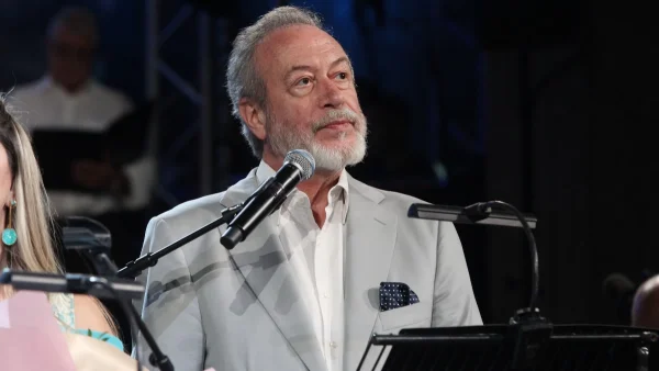 Famagusta: Η backstage φωτογραφία με τον Γρηγόρη Βαλτινό ως Αρχιεπίσκοπο Μακάριο