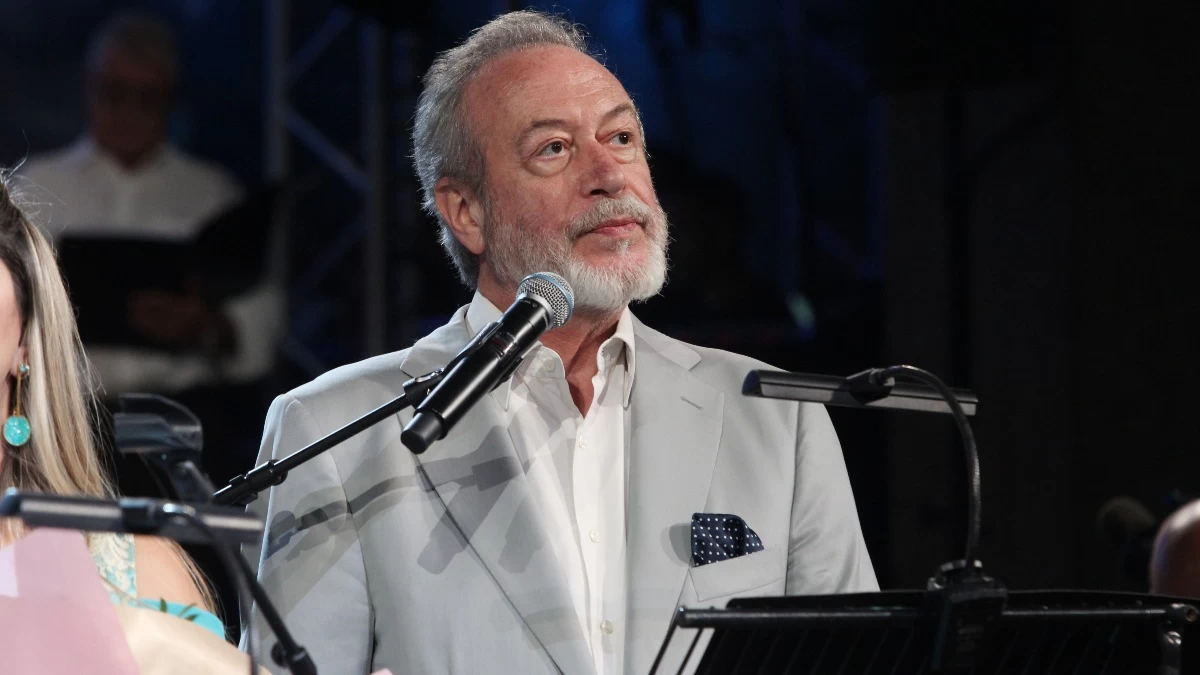 Famagusta: Η backstage φωτογραφία με τον Γρηγόρη Βαλτινό ως Αρχιεπίσκοπο Μακάριο