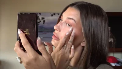 Peachy Beachy: Η Hailey Bieber μοιράζεται τα μυστικά του καλοκαιρινού της μακιγιάζ