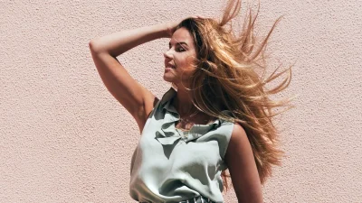 8 έξυπνα & γρήγορα beauty hacks για να προσθέσεις όγκο στα μαλλιά σου!