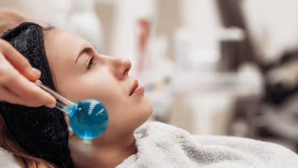 Ice roller: Αυτό είναι τo «θαυματουργό» αντιγηραντικό εργαλείο προσώπου για σφριγηλή και τονωμένη επιδερμίδα!