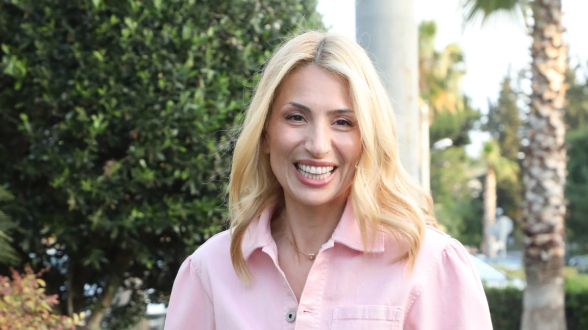 Μαρία Ηλιάκη: Μοναχική έξοδος στη Γλυφάδα - Εντυπωσιακά ντυμένη στα ροζ με ιδιαίτερο πέδιλο