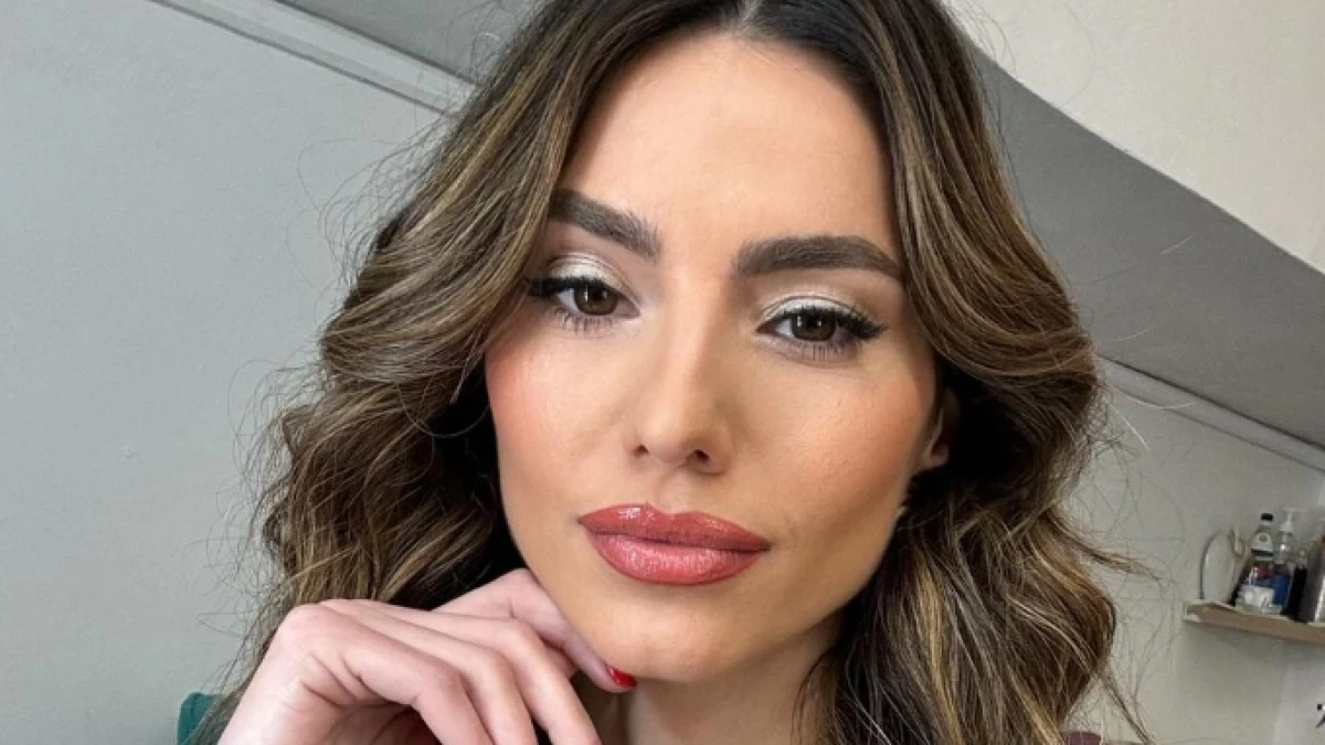 Ηλιάνα Παπαγεωργίου: Την είχαν βάλει στη μέση και την αποθέωναν - Ο ξέφρενος χορός σε πάρτι στην Ίμπιζα με διχτυωτό μεταλλικό φόρεμα