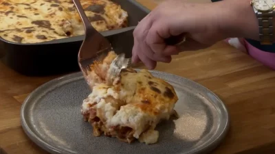 Ονειρική συνταγή: Ζουμερά κανελόνια με κιμά και μπεσαμέλ από την Αργυρώ Μπαρμπαρίγου