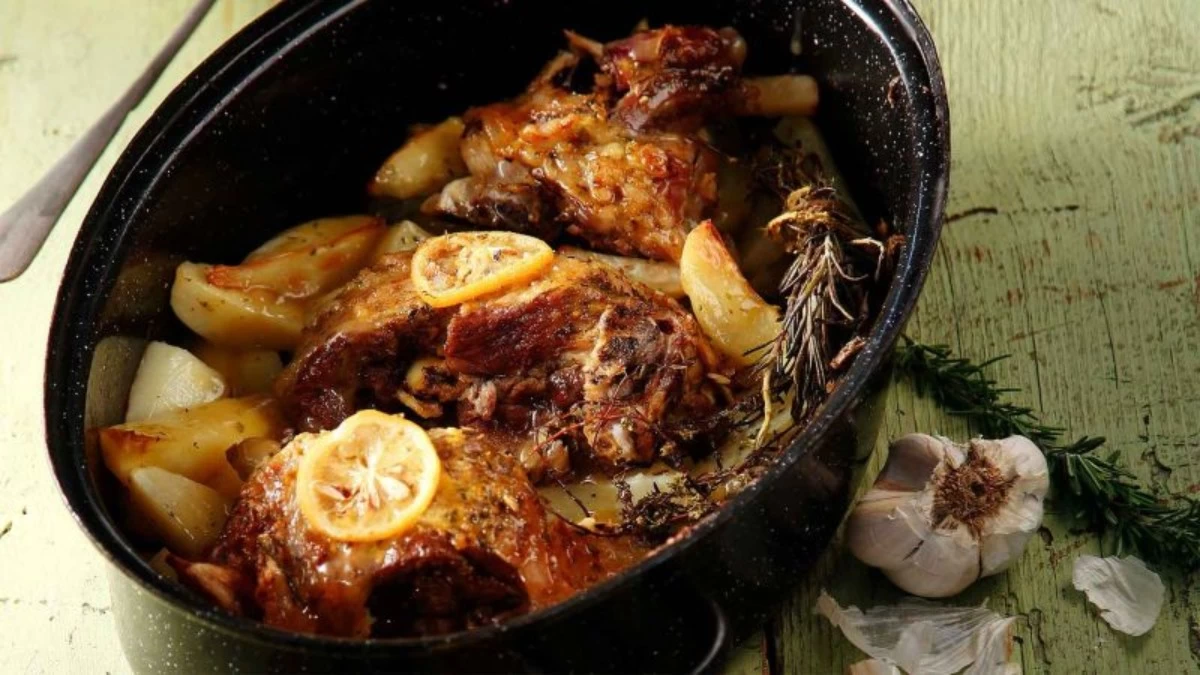 Παραδοσιακό κατσικάκι με πατάτες - Το μυστικό στο φούρνισμα για να βγει μελωμένο σαν της γιαγιάς