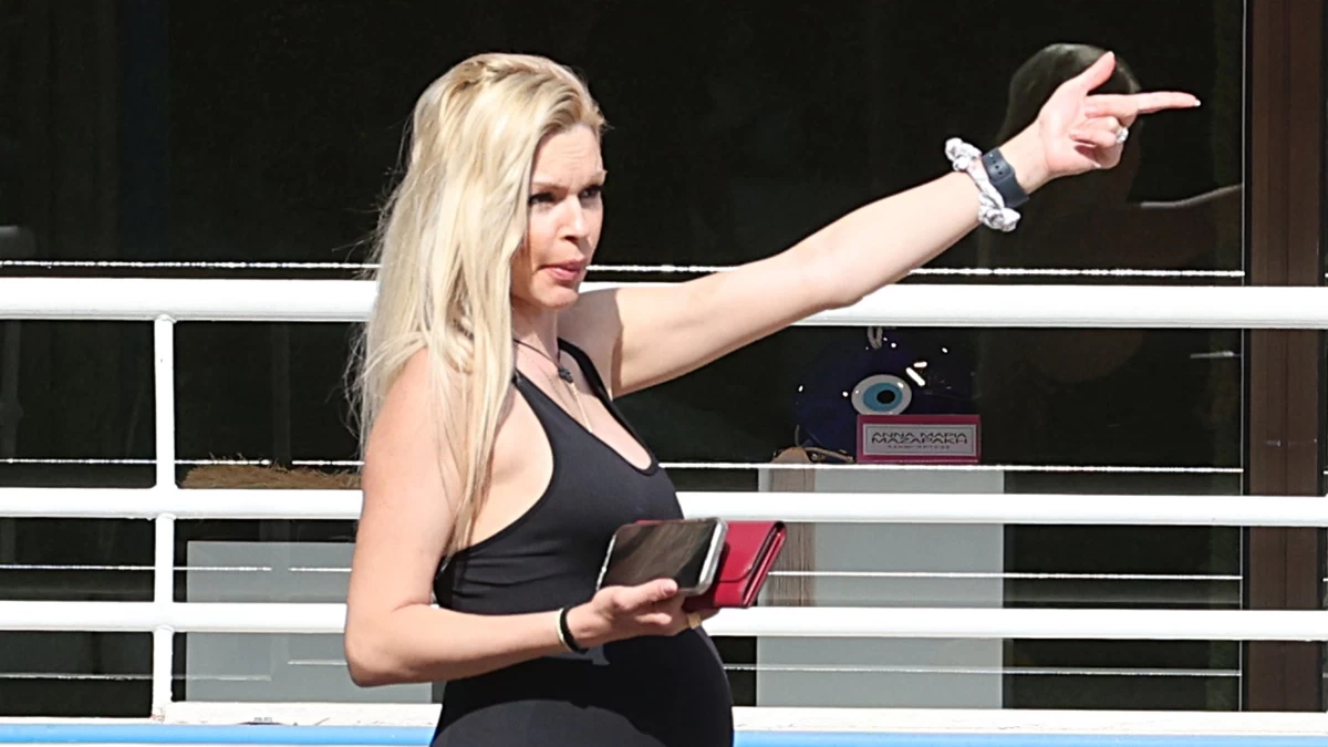 Βίκυ Κάβουρα: Με εξώπλατη και εντελώς εφαρμοστή ολόσωμη φόρμα - Βόλτα στα μαγαζιά στον 9ο μήνα της εγκυμοσύνης της