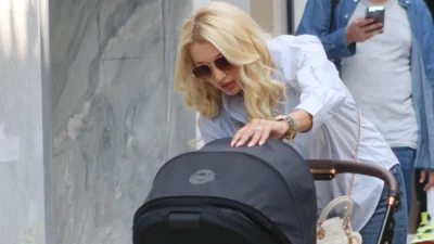 Κωνσταντίνα Σπυροπούλου: 3 γενιές σε μια φωτογραφία - Η εγκυμονούσα καθισμένη στα πόδια της μαμάς της μαζί με τον μικρό Βλάσση