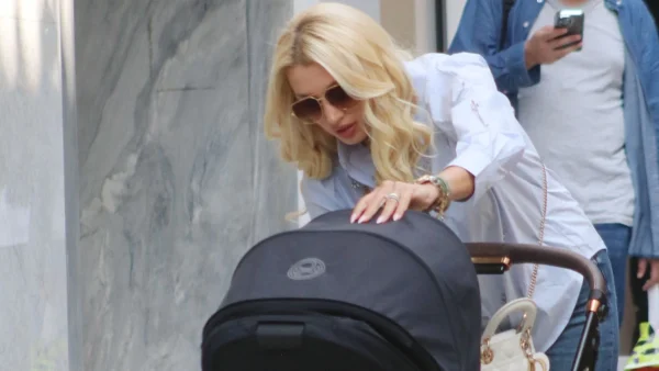 Κωνσταντίνα Σπυροπούλου: 3 γενιές σε μια φωτογραφία - Η εγκυμονούσα καθισμένη στα πόδια της μαμάς της μαζί με τον μικρό Βλάσση