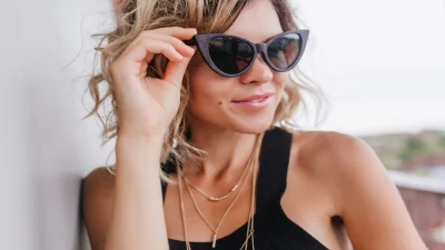 Τα κοσμήματα του καλοκαιριού είναι minimal και τα φοράμε όπως οι σταρ - Δες πώς τα συνδυάζουν οι αγαπημένες σου επώνυμες