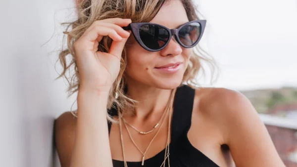 Τα κοσμήματα του καλοκαιριού είναι minimal και τα φοράμε όπως οι σταρ - Δες πώς τα συνδυάζουν οι αγαπημένες σου επώνυμες