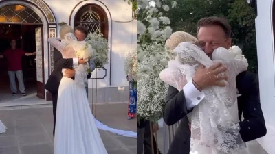 Κώστας Καραφώτης: Η στιγμή που αντίκρισε ντυμένη νύφη τη σύζυγό του - Η συγκίνηση και το τρυφερό φιλί στο στόμα (Βίντεο)