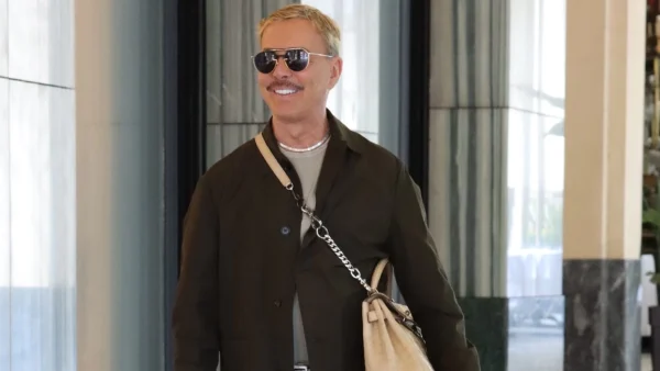 Λάκης Γαβαλάς - Ομοφοβική επίθεση στον σχεδιαστή από μοναχούς: «Έπρεπε να αφοριστούν»