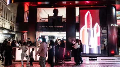 To iconic κατάστημα MAC στην Ερμού ανανεώθηκε ενσωματώνοντας συστήματα AI τεχνολογίας!