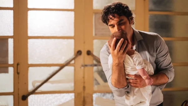 Χριστόφορος Παπακαλιάτης: Αποκαλύπτει τη μεγαλύτερη δυσκολία στο γράψιμο του Maestro